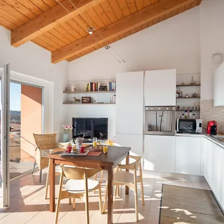 Guesthost - With Balcony Close To Switzerland! Cavallasca