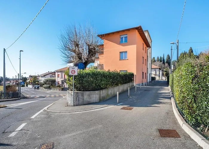 Guesthost - With Balcony Close To Switzerland! Daire Cavallasca
